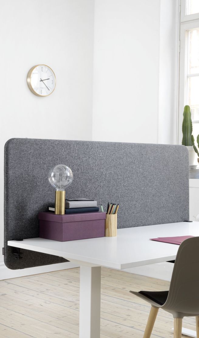 softline-deskscreenfloating-akoestiekspecialist-sfeer Een afbeelding van een akoestisch bureauscherm op Akoestiekspecialist genaamd Abstracta Softline Deskscreen Floating.