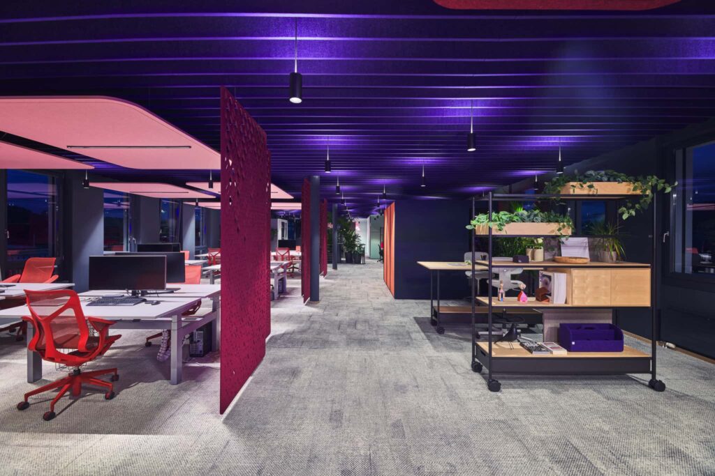 Een afbeelding van een kantooromgeving waar akoestiek is toegepast op Akoestiekspecialist.