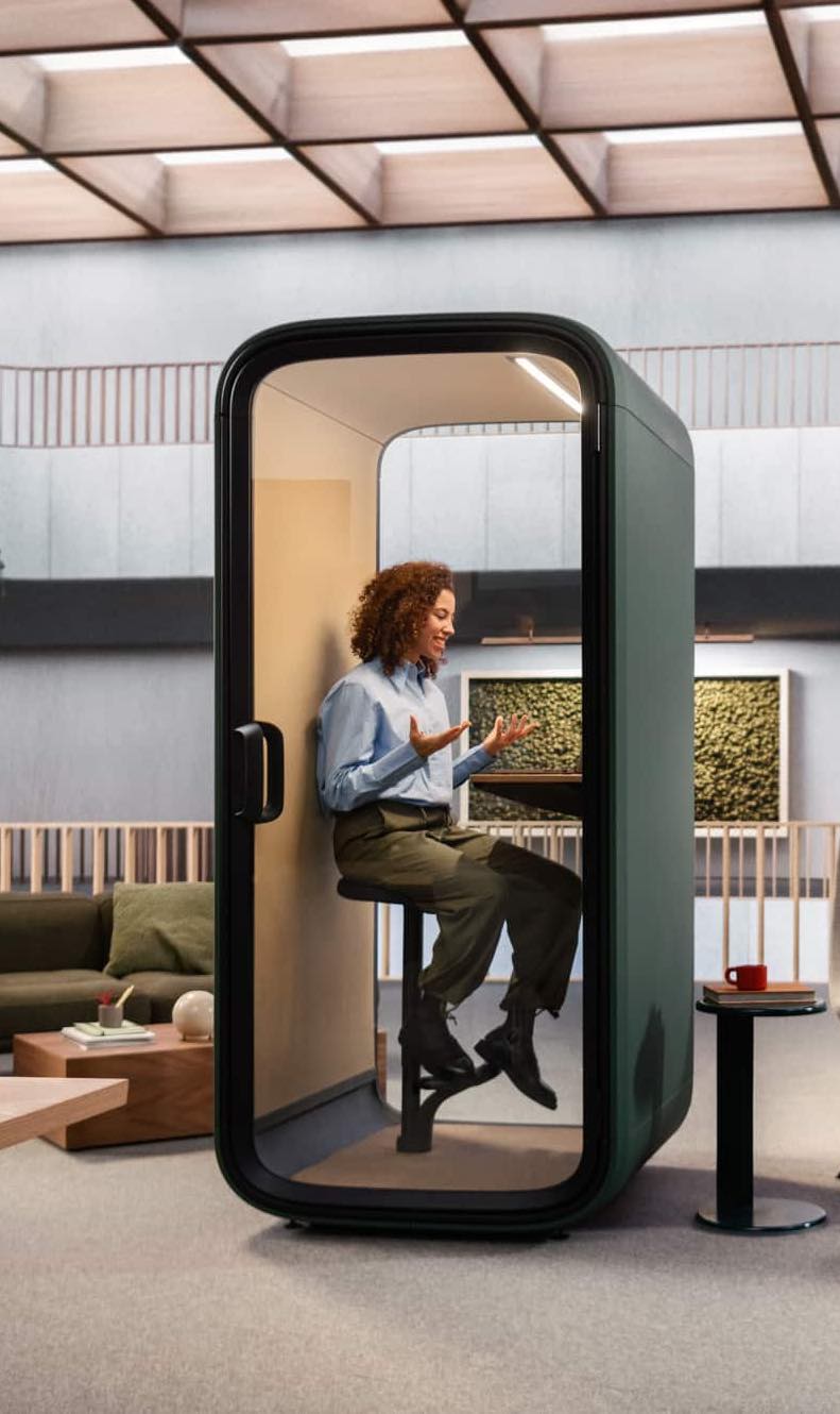 framery-one-compact-sfeer-akoestiekspecialist-1 Een sfeerafbeelding van een akoestische stiltecabine op Akoestiekspecialist genaamd Framery One Compact.