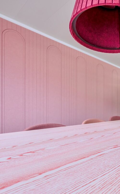 Een sfeerafbeelding van een akoestische wandpaneel op Akoestiekspecialist genaamd Impact Acoustic Cottage.