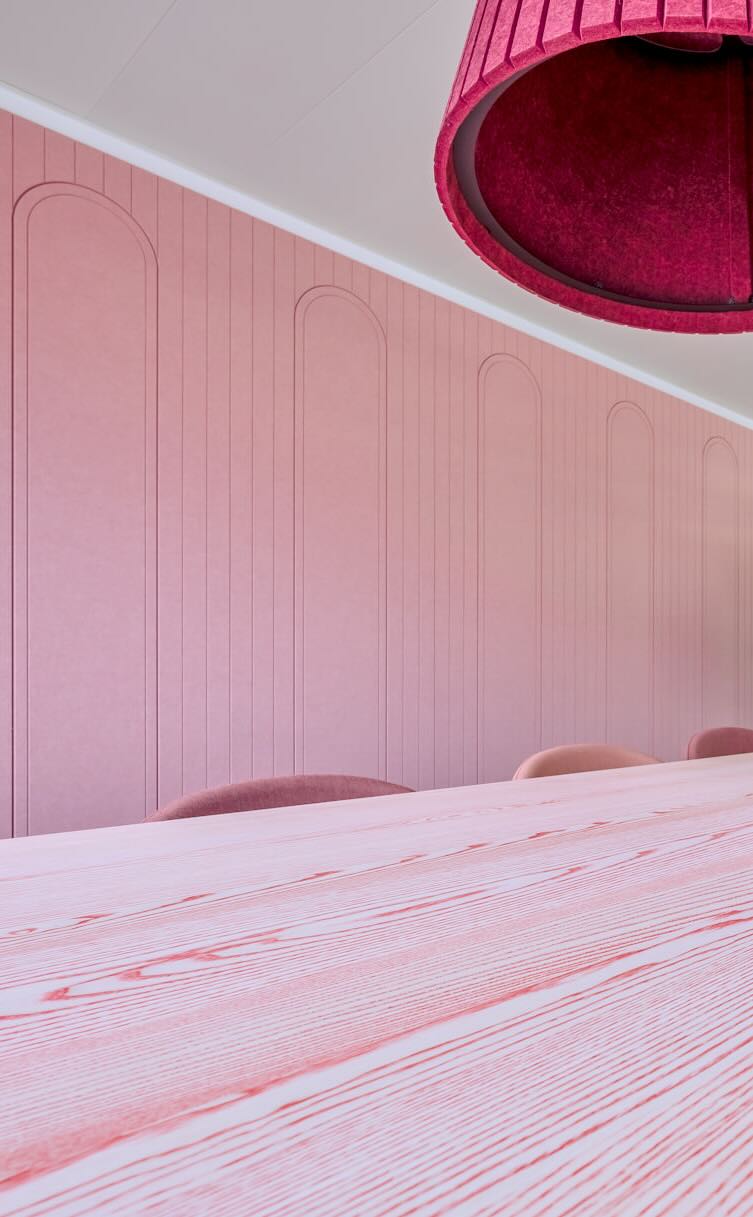 Een sfeerafbeelding van een akoestische wandpaneel op Akoestiekspecialist genaamd Impact Acoustic Cottage.