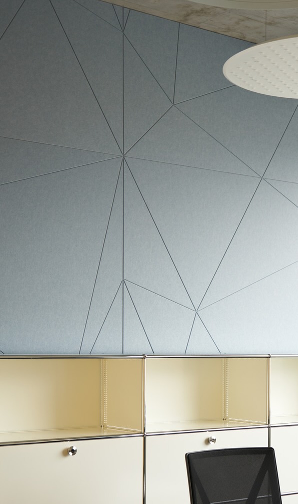 Een sfeerafbeelding van een akoestische wandpaneel op Akoestiekspecialist genaamd Impact Acoustic Facet.