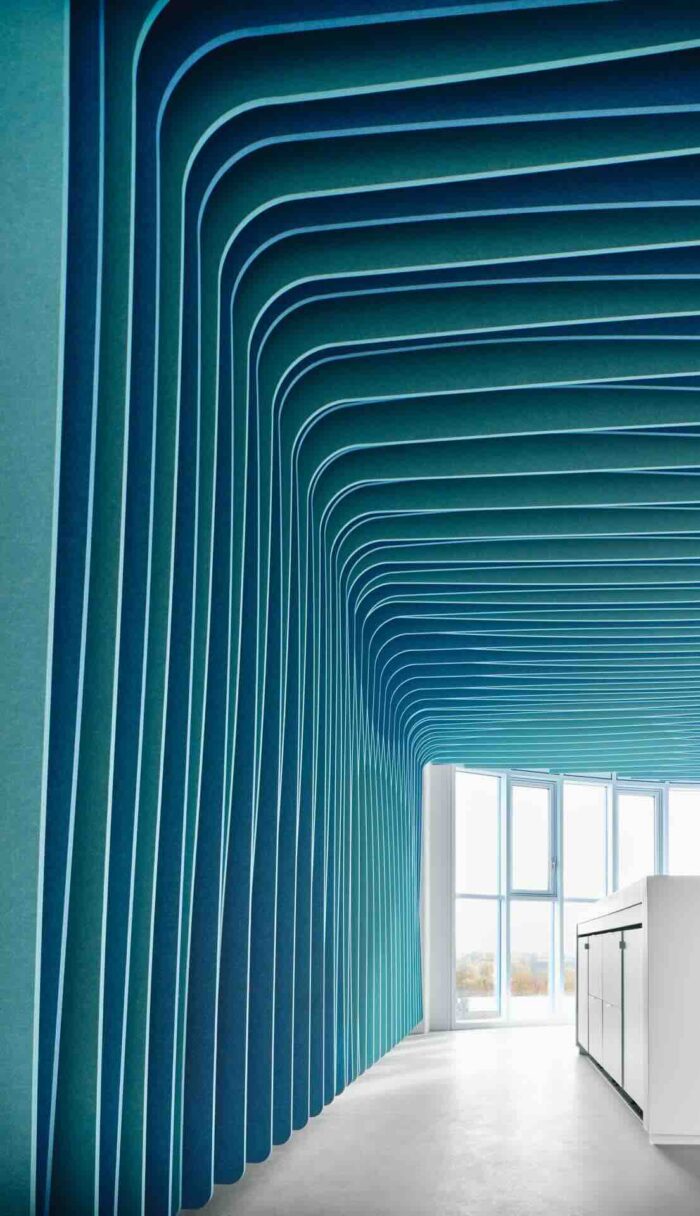 Een sfeerafbeelding van een akoestische plafond op Akoestiekspecialist genaamd Impact Acoustic Fusion.