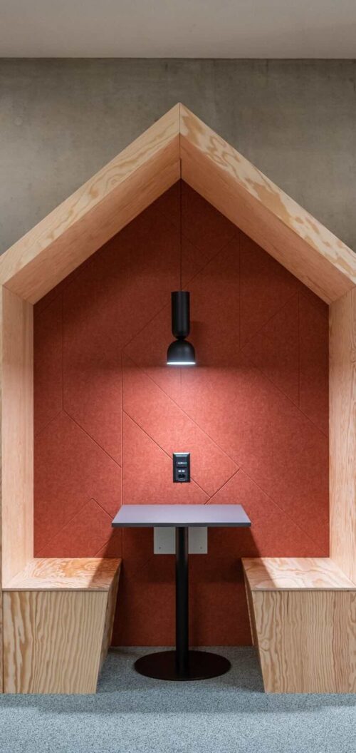 Een sfeerafbeelding van een akoestische wandpaneel op Akoestiekspecialist genaamd Impact Acoustic Maze.