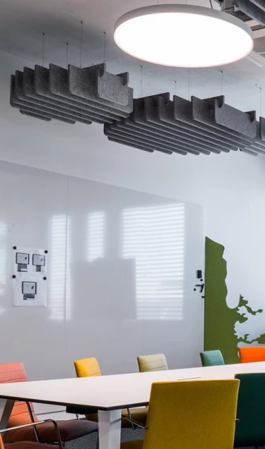 Een sfeerafbeelding van een akoestische plafond op Akoestiekspecialist genaamd Impact Acoustic Nebula Modular.