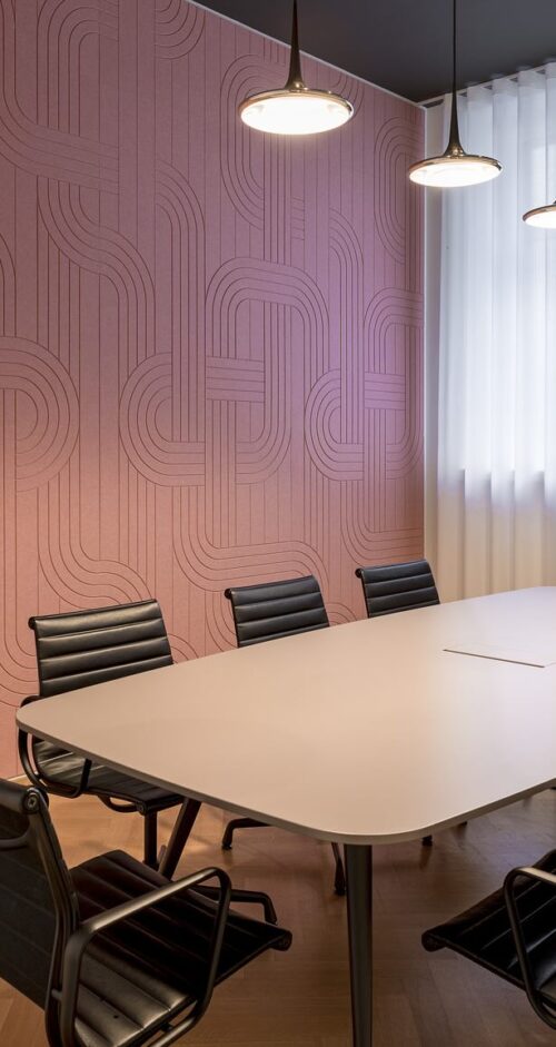 Een sfeerafbeelding van een akoestische wandpaneel op Akoestiekspecialist genaamd Impact Acoustic Pass.