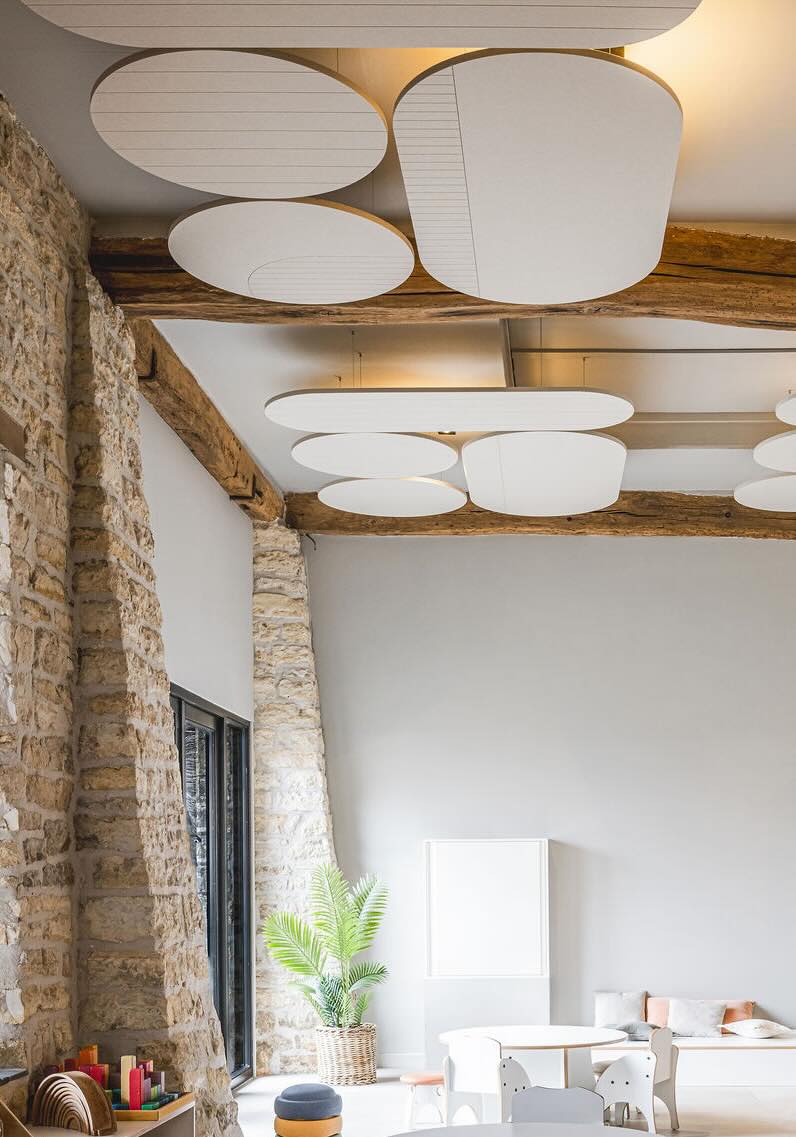 Een sfeerafbeelding van een akoestische plafondpanelen op Akoestiekspecialist genaamd Impact Acoustic Vela.