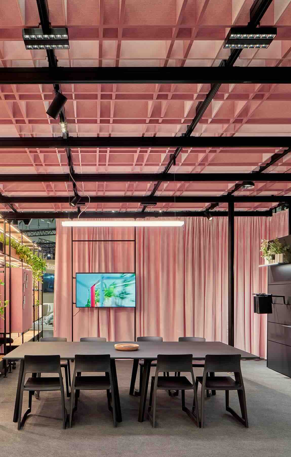 Een sfeerafbeelding van een akoestische plafond op Akoestiekspecialist genaamd Impact Acoustic Plaid.