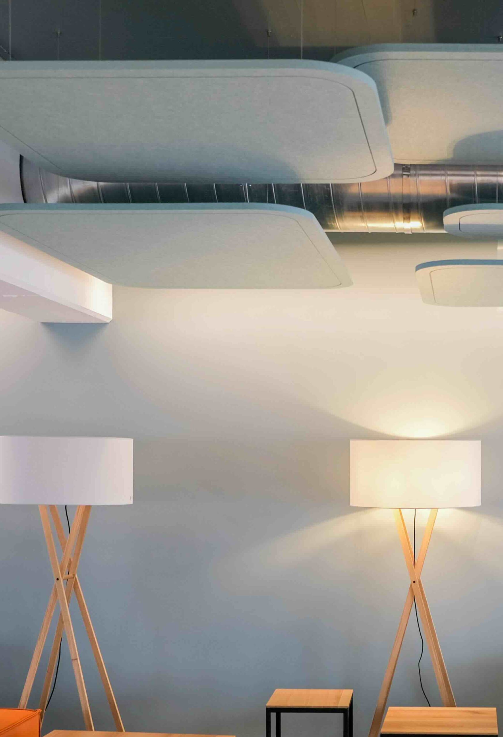 Een sfeerafbeelding van een akoestische plafondpaneel op Akoestiekspecialist genaamd Impact Acoustic Rectangle.