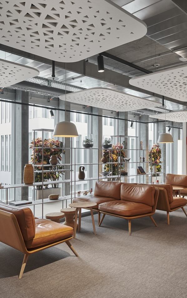 Een sfeerafbeelding van een akoestische plafondpaneel op Akoestiekspecialist genaamd Impact Acoustic Rectangle Web.