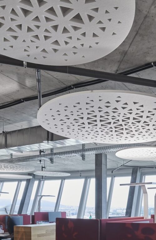 Een sfeerafbeelding van een akoestische plafondpanelen op Akoestiekspecialist genaamd Impact Acoustic Round Web.