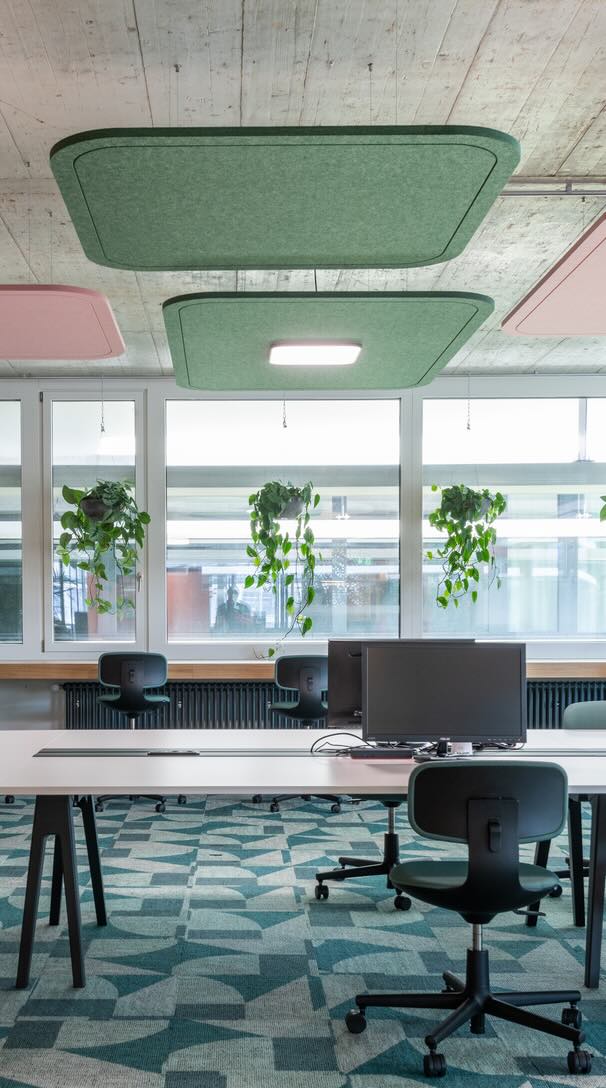 Een sfeerafbeelding van een akoestische plafondpaneel op Akoestiekspecialist genaamd Impact Acoustic Square.