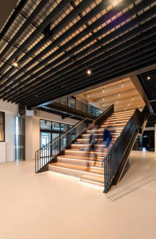 Een sfeerafbeelding van een akoestische plafond op Akoestiekspecialist genaamd Impact Acoustic Straight Bespoke.