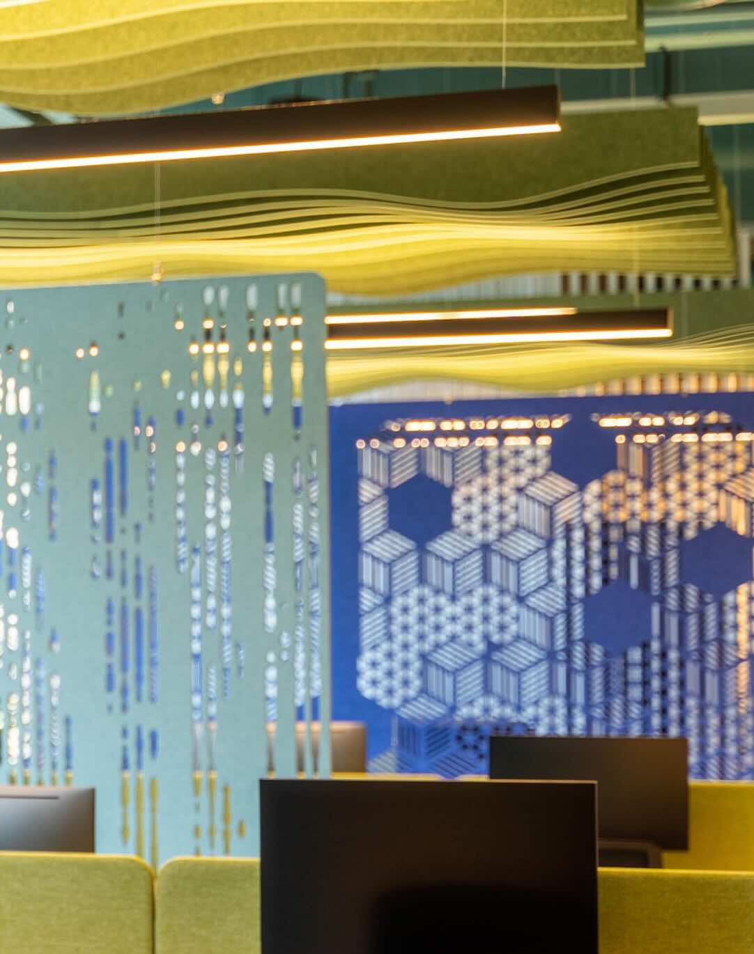 Een sfeerafbeelding van een akoestische plafond op Akoestiekspecialist genaamd Impact Acoustic Wave Modular.
