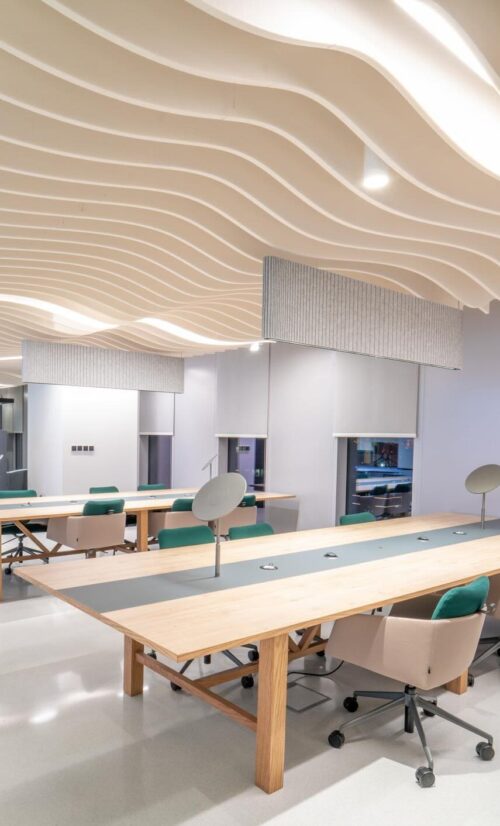 Een sfeerafbeelding van een akoestische plafond op Akoestiekspecialist genaamd Impact Acoustic Wave Morph Bespoke.