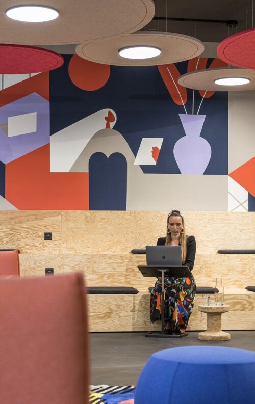 Een sfeerafbeelding van een akoestische lamp op Akoestiekspecialist genaamd Impact Acoustic Circ.