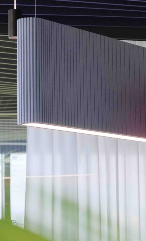 Een sfeerafbeelding van een akoestische lamp op Akoestiekspecialist genaamd Impact Acoustic Densa.