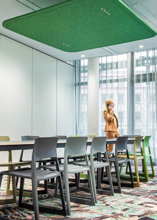 Een sfeerafbeelding van een akoestische lamp op Akoestiekspecialist genaamd Impact Acoustic Focus.