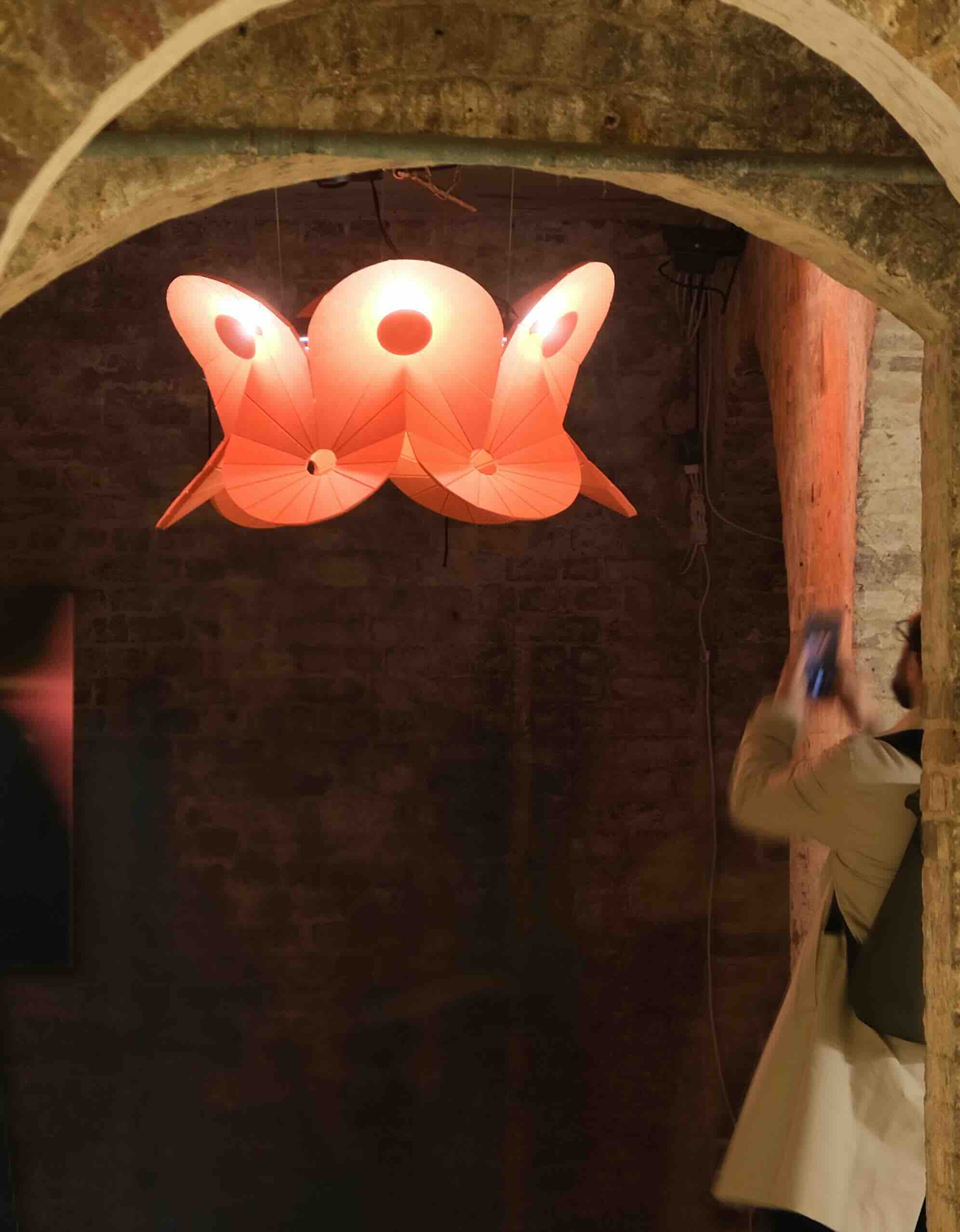 Een sfeerafbeelding van een akoestische lamp op Akoestiekspecialist genaamd Impact Acoustic Oloïd.