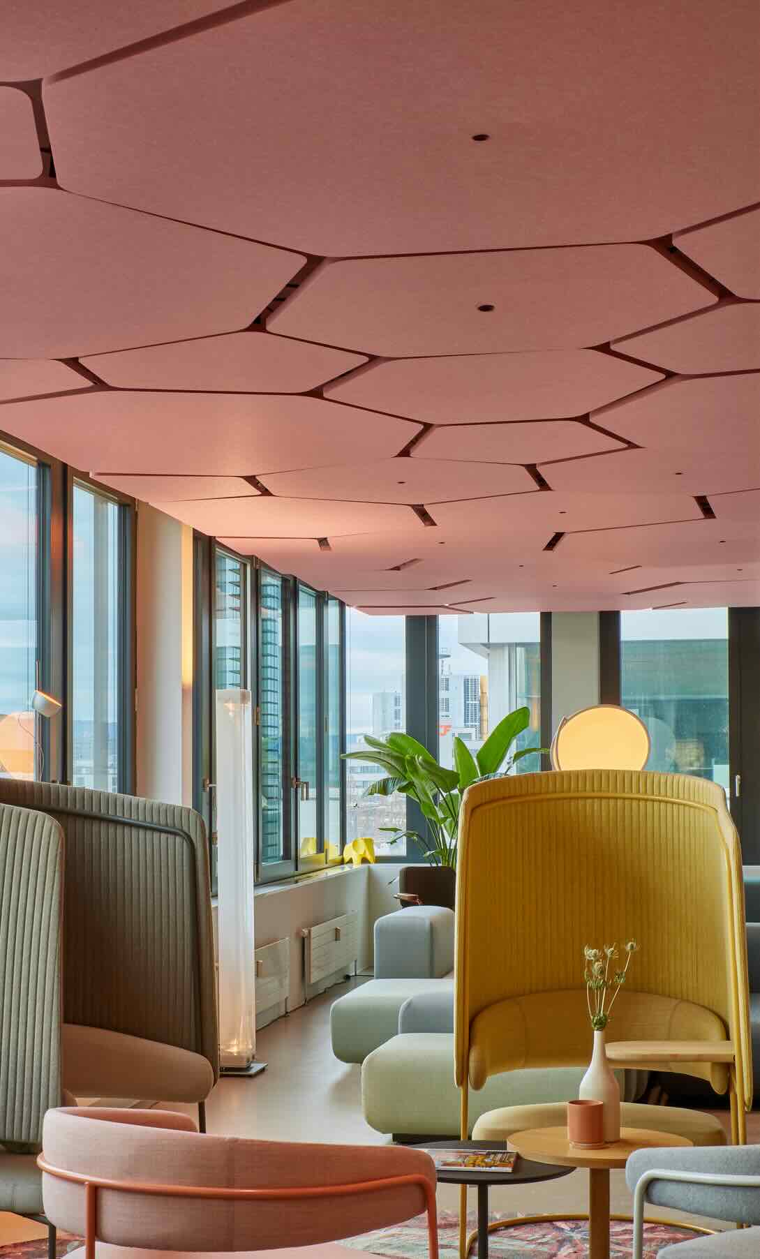 Een sfeerafbeelding van akoestische plafondpanelen op Akoestiekspecialist genaamd Impact Acoustic Plateau.