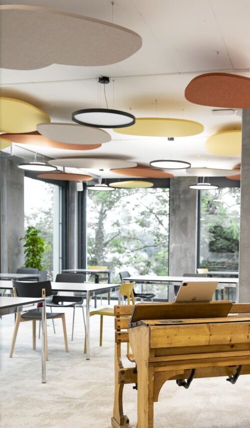 Een sfeerafbeelding van een akoestische plafondpaneel op Akoestiekspecialist genaamd Impact Acoustic Stone.
