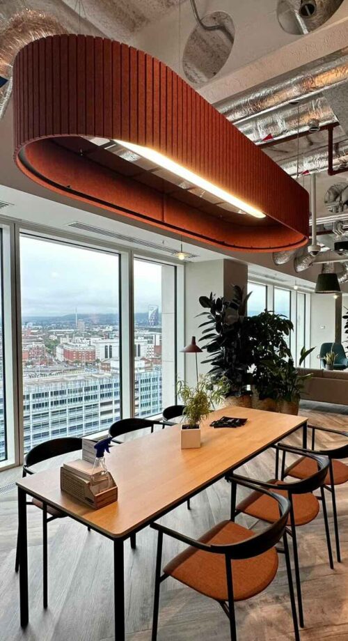 Een sfeerafbeelding van een akoestische lamp op Akoestiekspecialist genaamd Impact Acoustic Umbra Long.