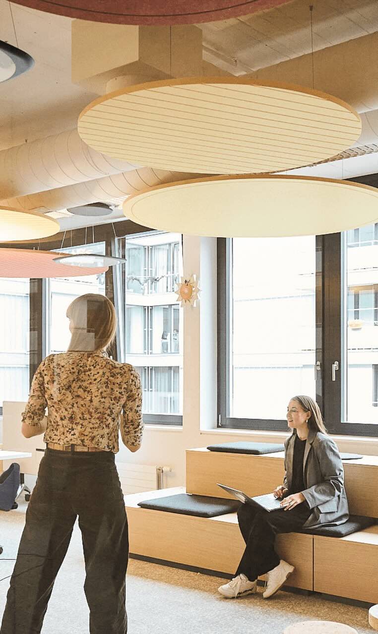 Een sfeerafbeelding van een akoestische plafondpanelen op Akoestiekspecialist genaamd Impact Acoustic Vertigo Fine.