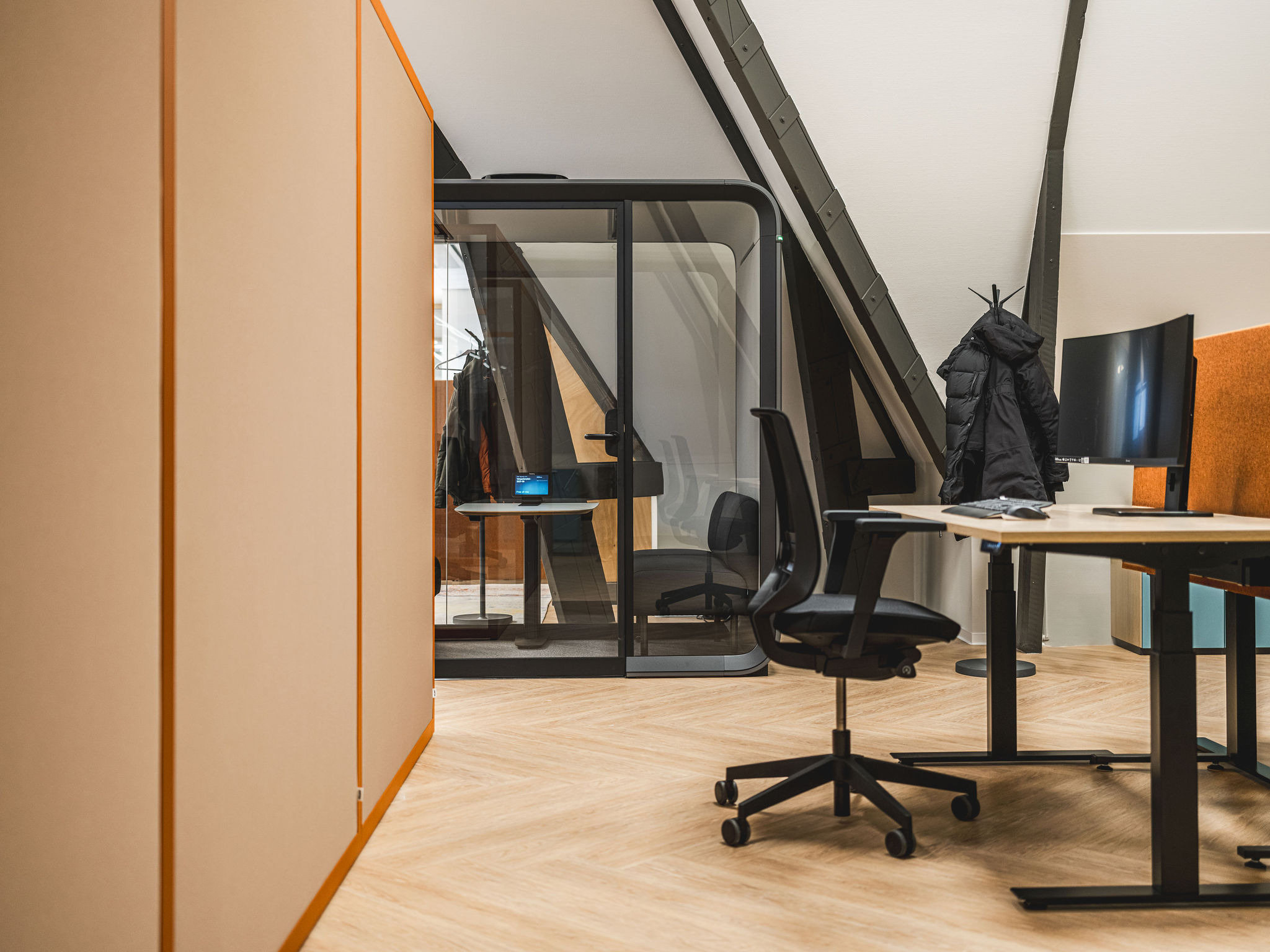 Framery Four stiltecabine bij Innovo, een akoestisch afgesloten ruimte voor overleg en geconcentreerd werken.
