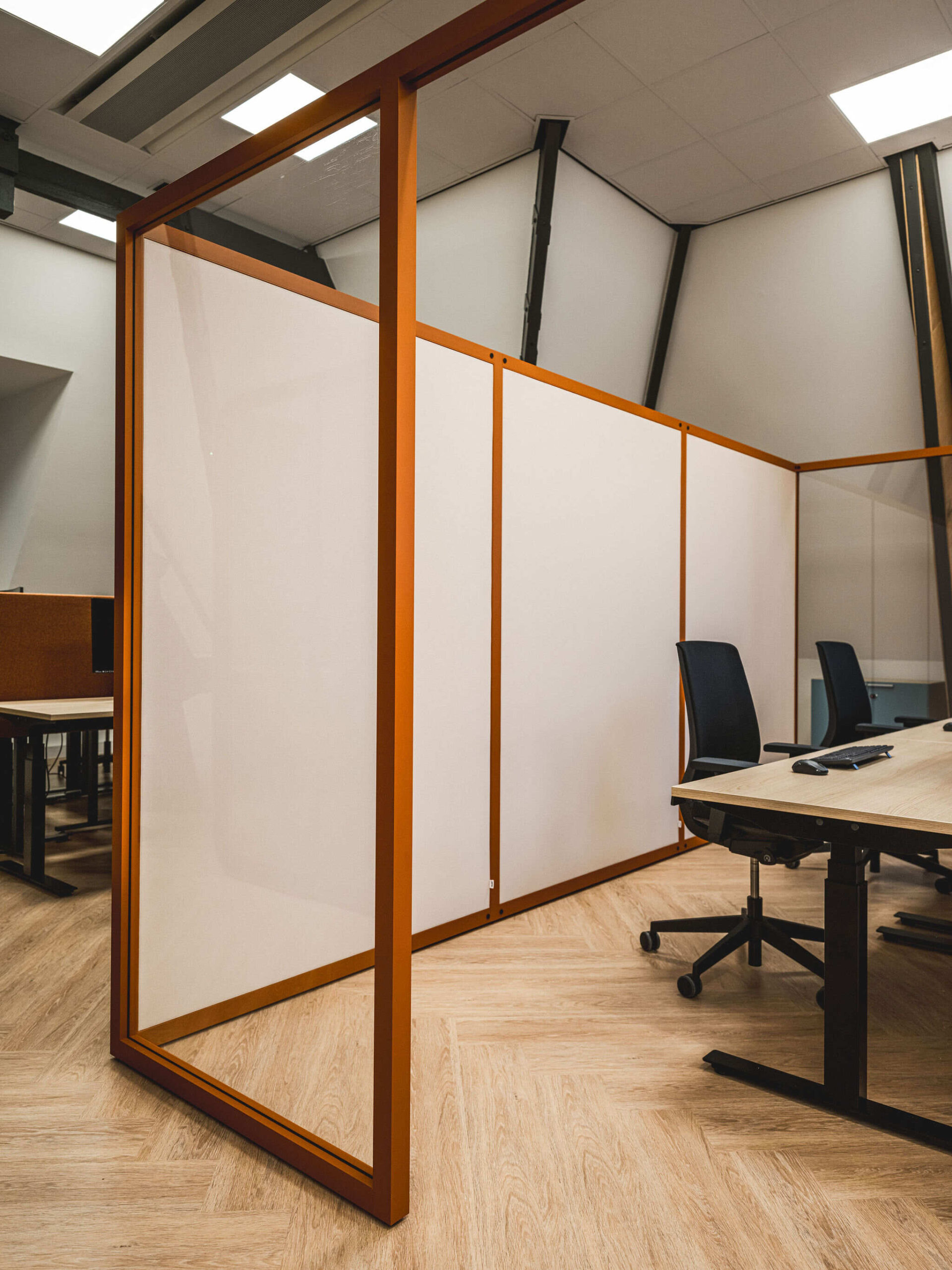 Bij Innovo is het In Your Room systeem van Akuart toegepast als stijlvolle akoestische oplossing voor flexibele en visueel aantrekkelijke werkzones.