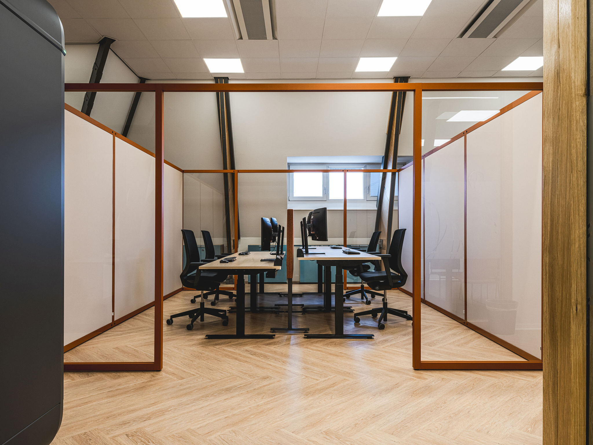 Bij Innovo in Heerlen is een toekomstbestendige kantooromgeving gerealiseerd met akoestische oplossingen van Akoestiekspecialist, Framery, Akuart en Impact Acoustic, waarin rust, focus en samenwerking centraal staan.