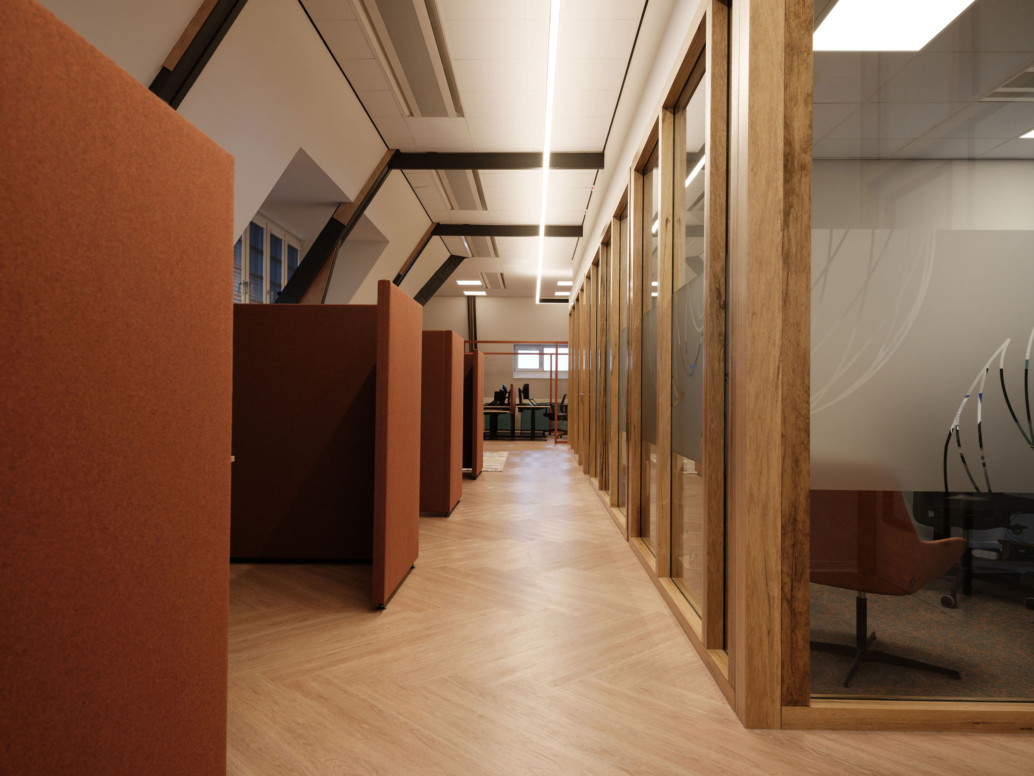 Akoestische werkplekken bij Innovo met bureauschermen van Akoestiekspecialist, ontworpen voor meer focus, rust en comfort in open kantoorruimtes.