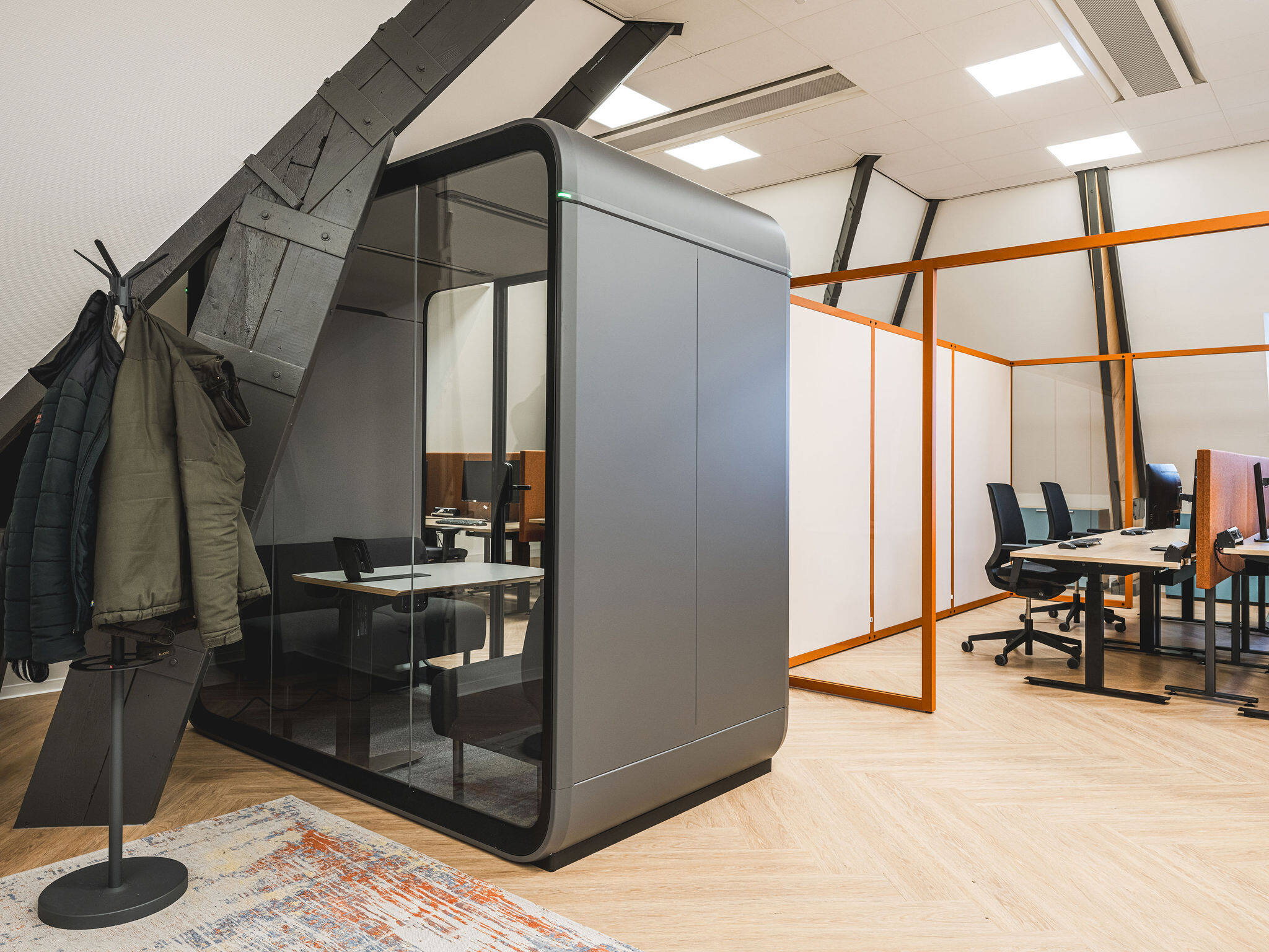 Framery Four stiltecabine bij Innovo, een akoestisch afgesloten ruimte voor overleg en geconcentreerd werken.