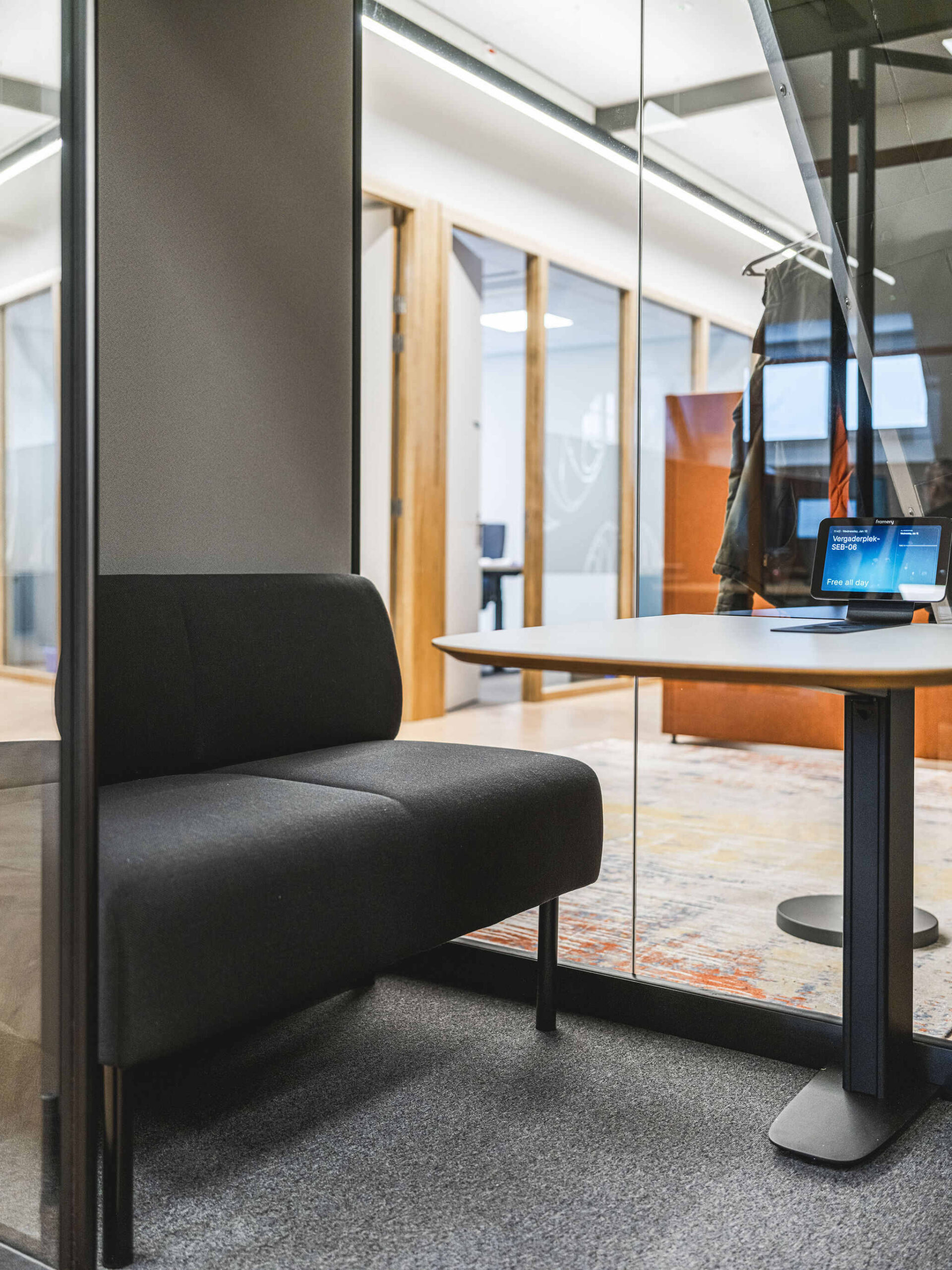 Framery Four stiltecabine bij Innovo, een akoestisch afgesloten ruimte voor overleg en geconcentreerd werken.