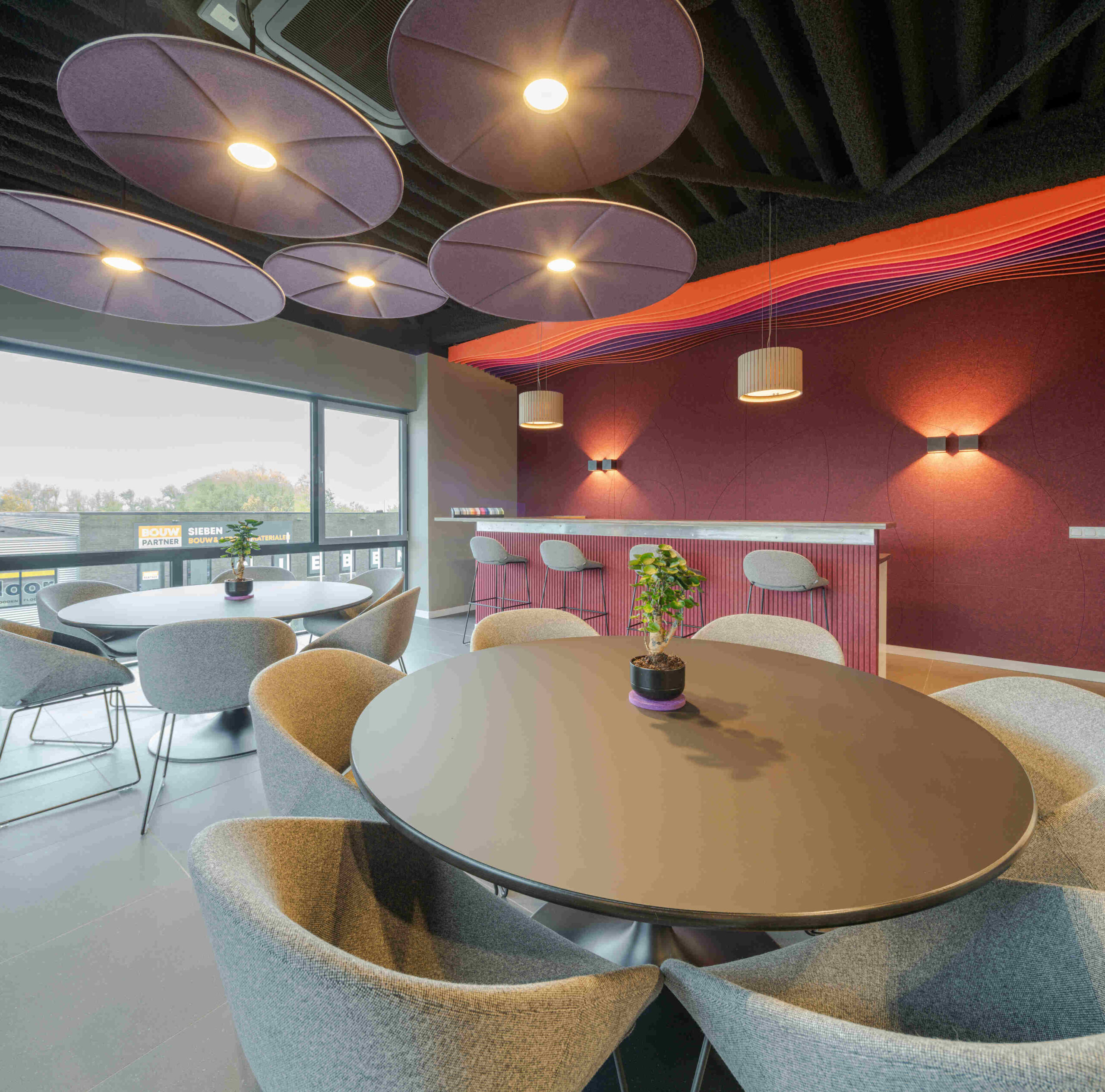 Showroom Akoestiekspecialist, Akoestiekspecialist (6) Moderne showroom in Kerkrade met duurzame akoestische oplossingen van Framery, Impact Acoustic, Abstracta en stijlvolle interieurelementen voor inspirerende werk- en ontmoetingsruimtes.